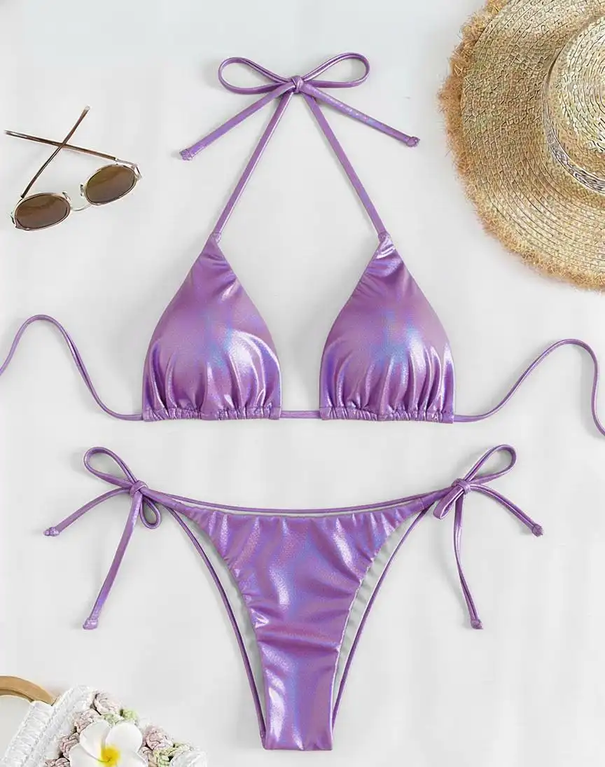 Detalle de tela iridiscente bikini tornasol tendencia 2026